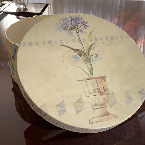 Other - Round Hydrangea Hat Box